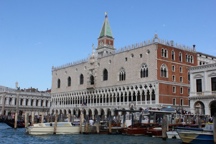 Dogenpalast Venedig vom Wasser